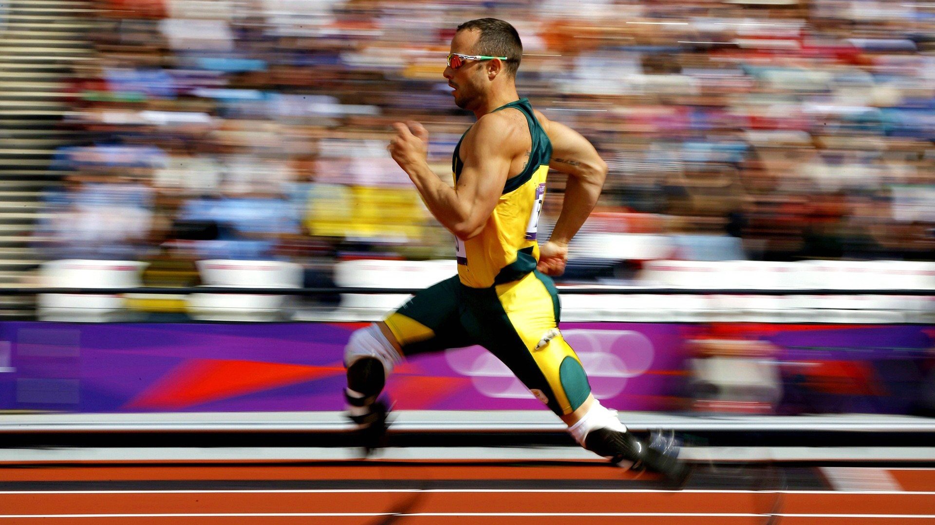 《电竞赛事的多平台联动：直播+短视频+社交新体验》，电竞赛事现场